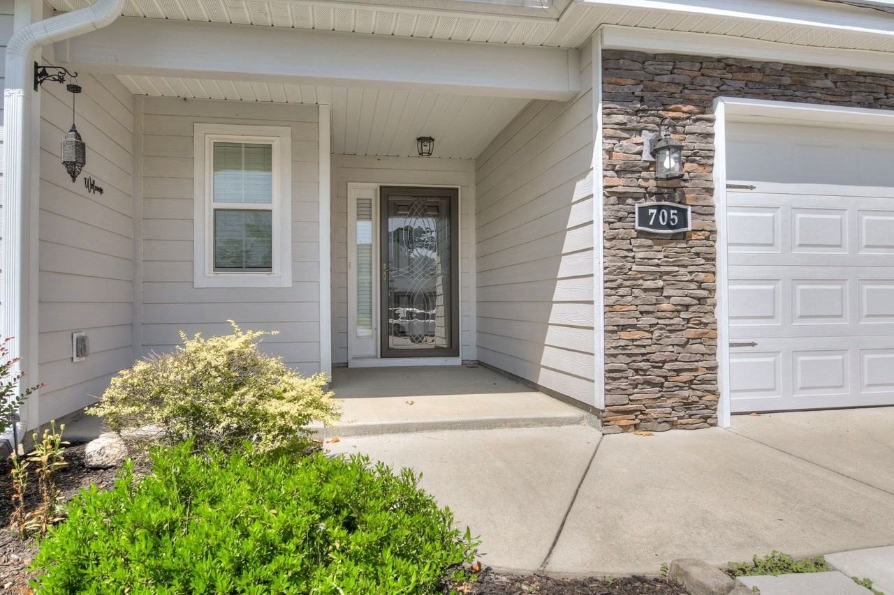 705 Perth Ct - Photo 4 of 27