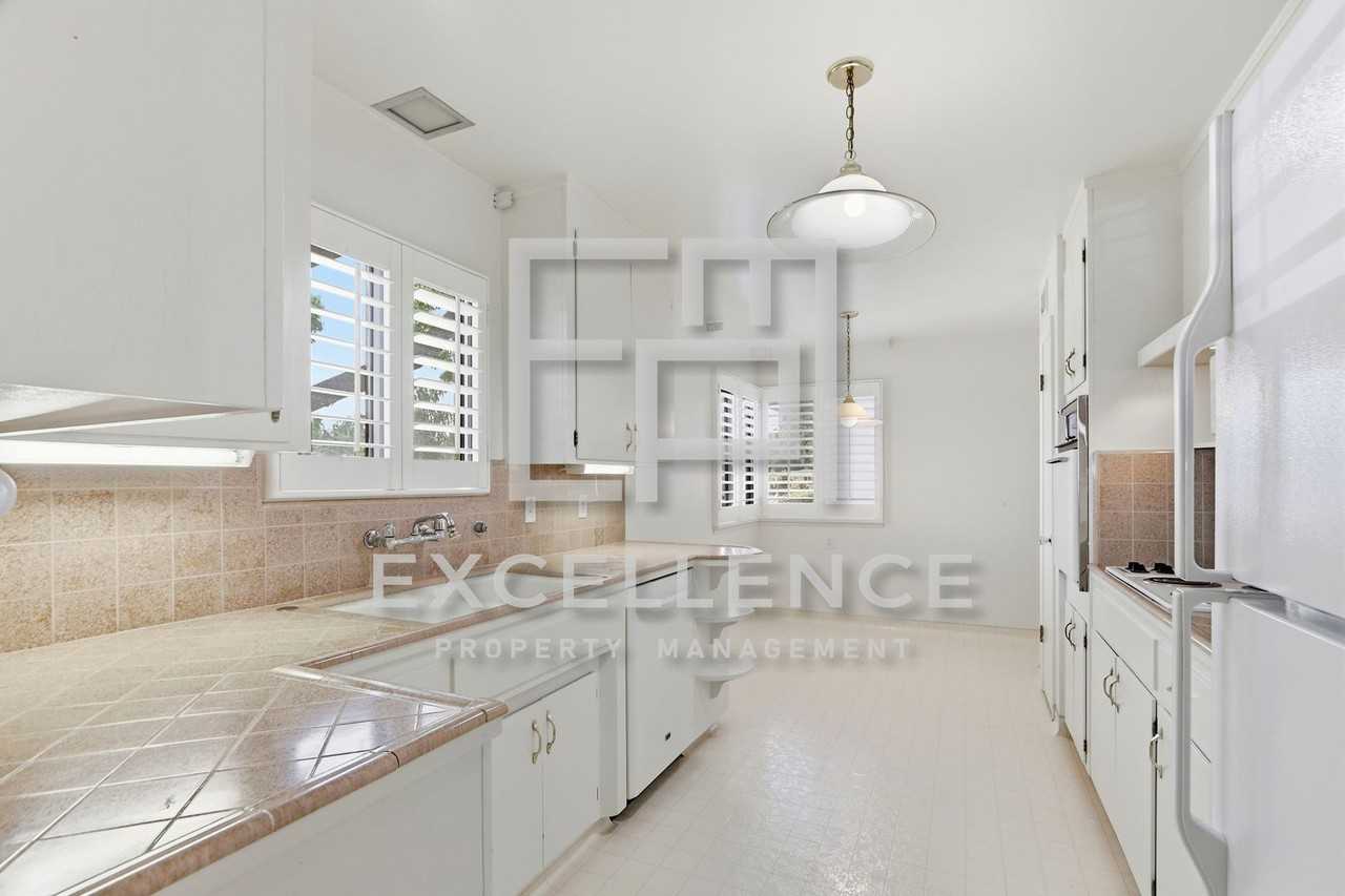 94 Roxbury St - Photo 5 of 16