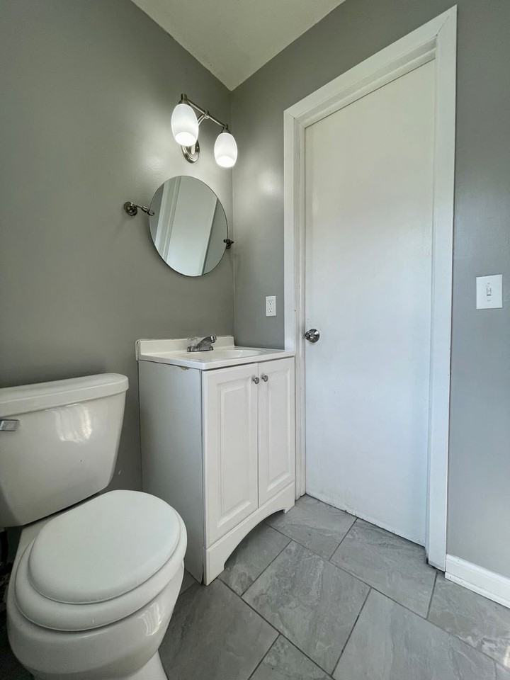 249 Winifred St E - Photo 3 of 10