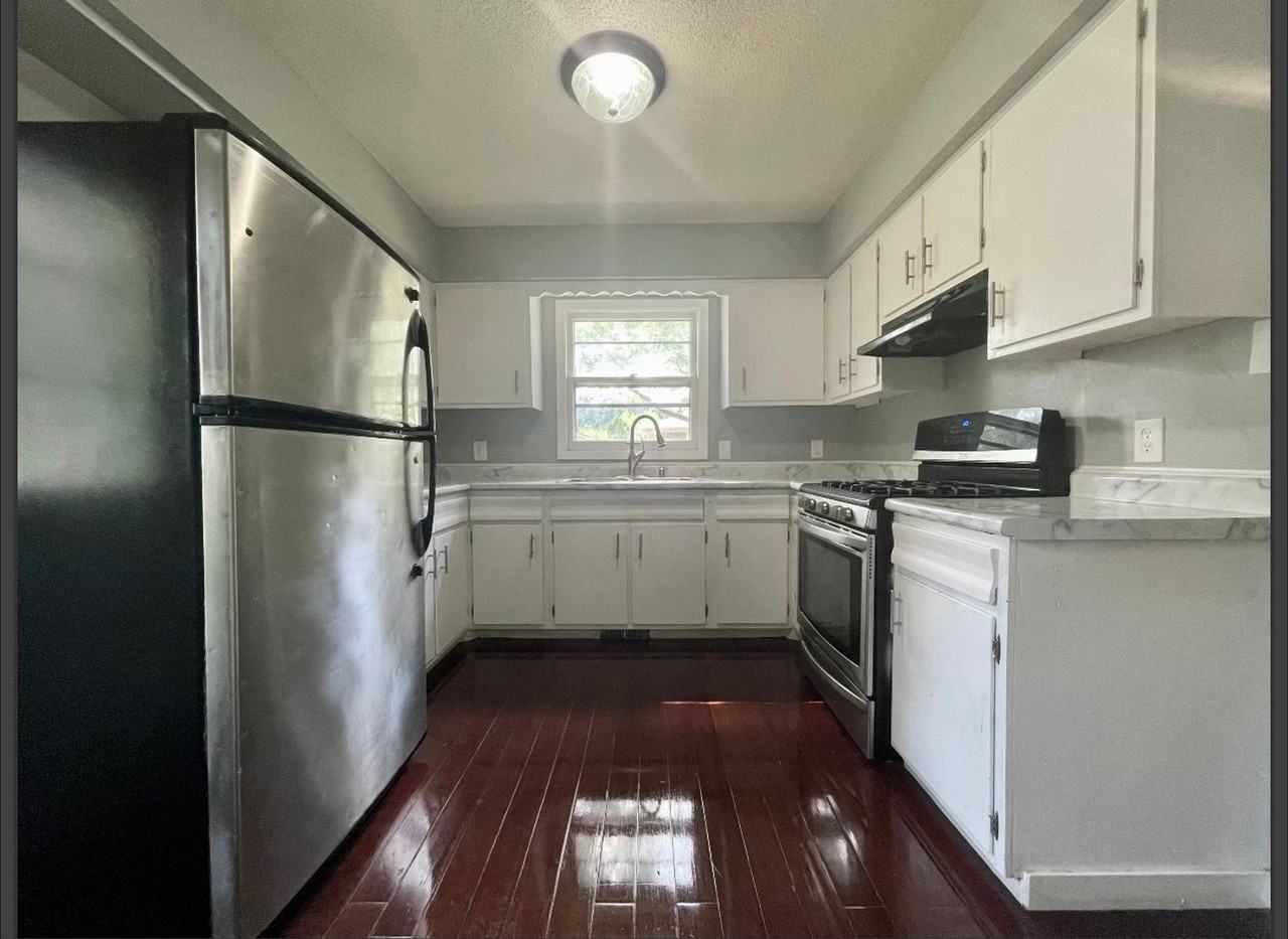 249 Winifred St E - Photo 5 of 10