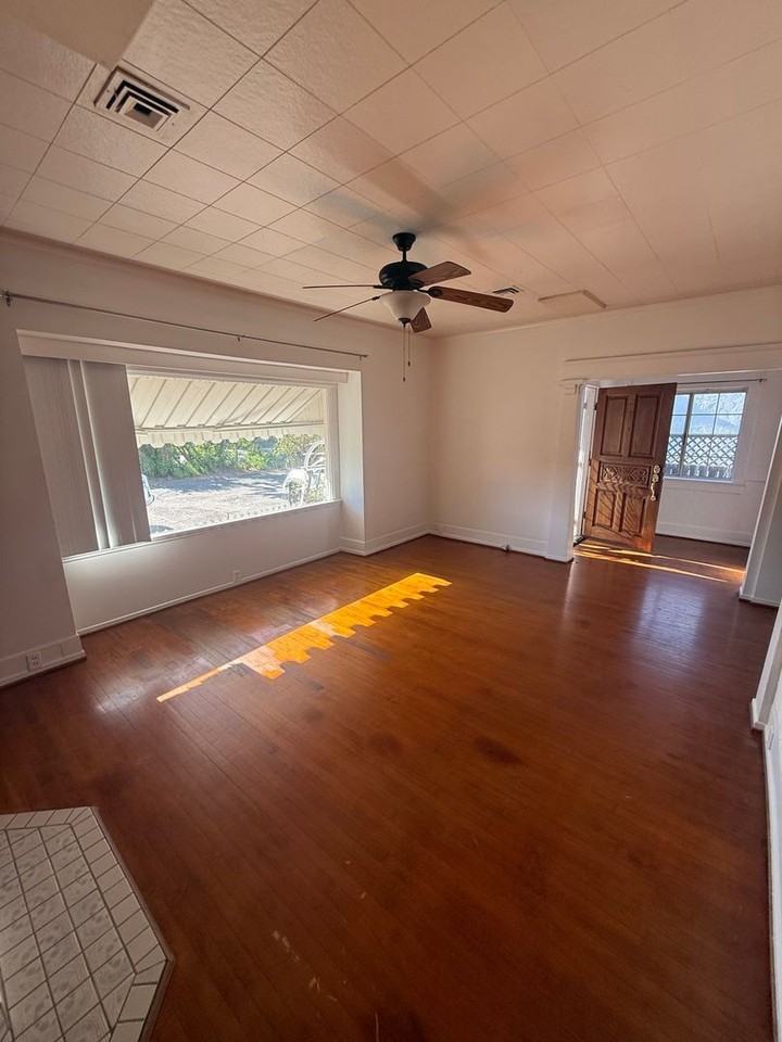 8842 1/2 Valencia St - Photo 4 of 27