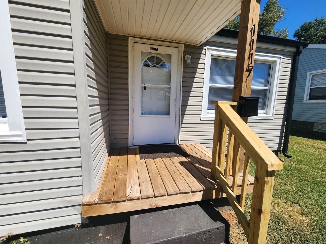 1117 W University St - Photo 2 of 24