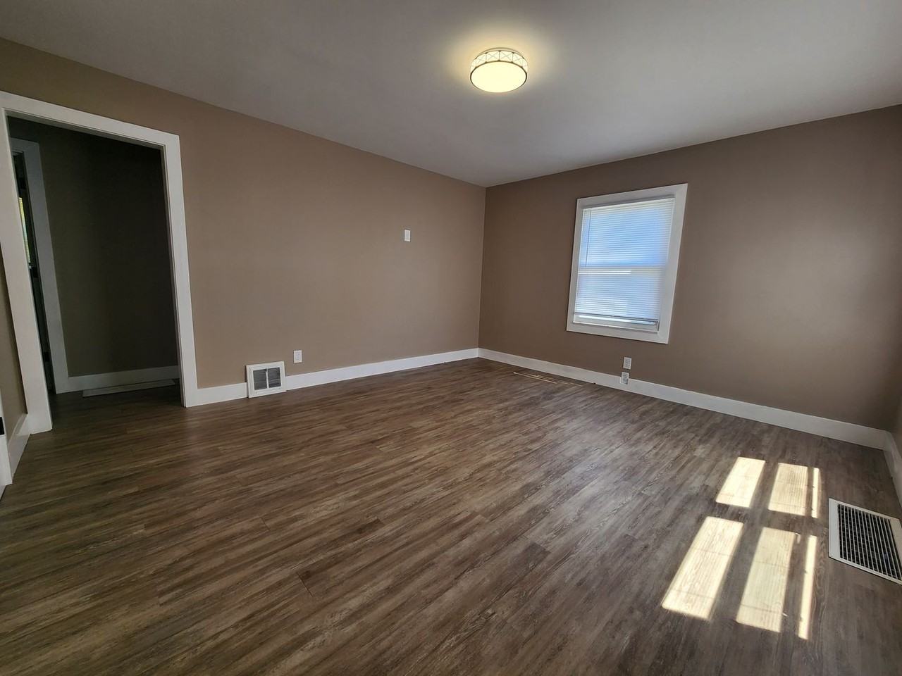 1117 W University St - Photo 3 of 24