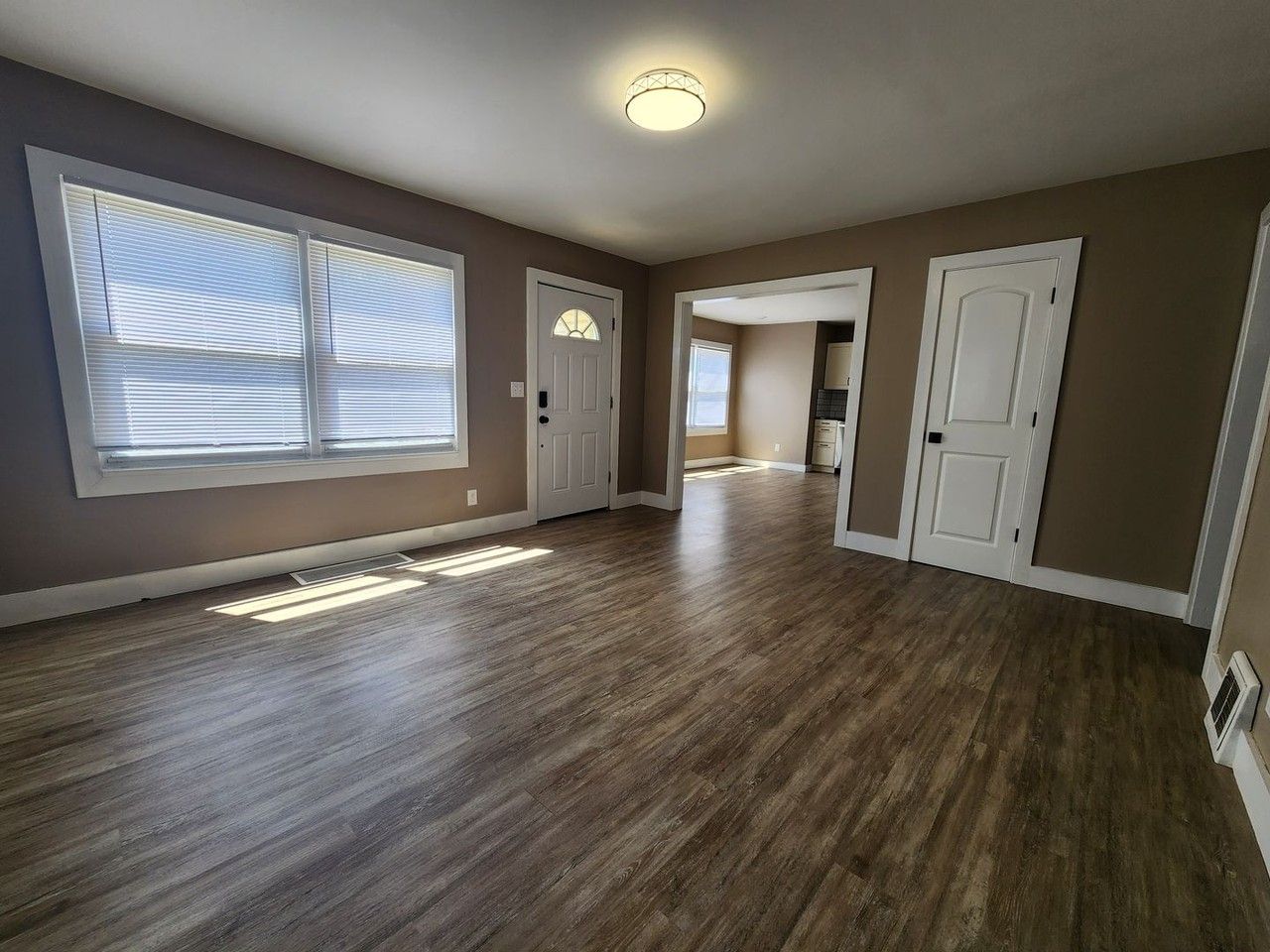 1117 W University St - Photo 4 of 24