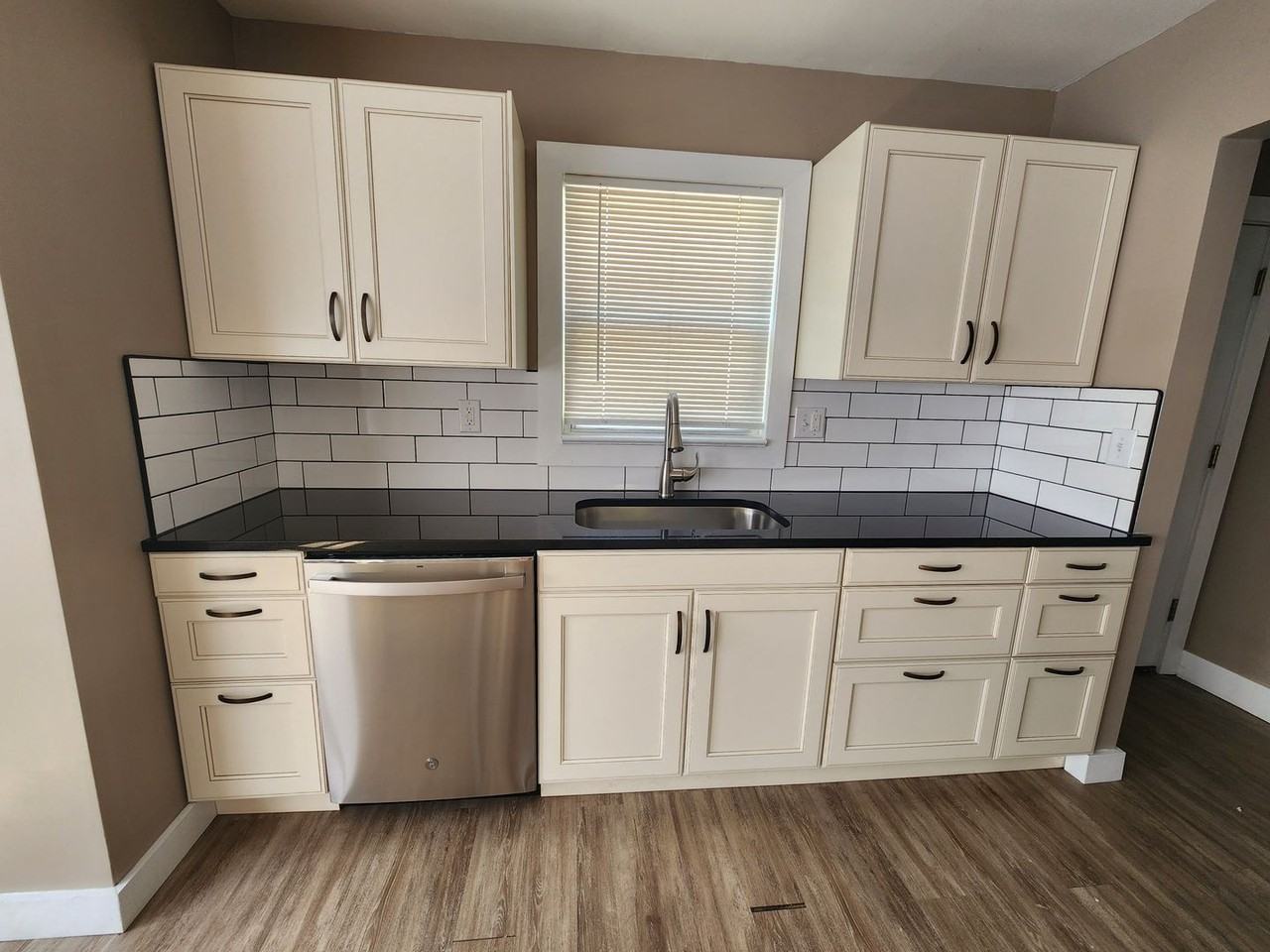 1117 W University St - Photo 6 of 24