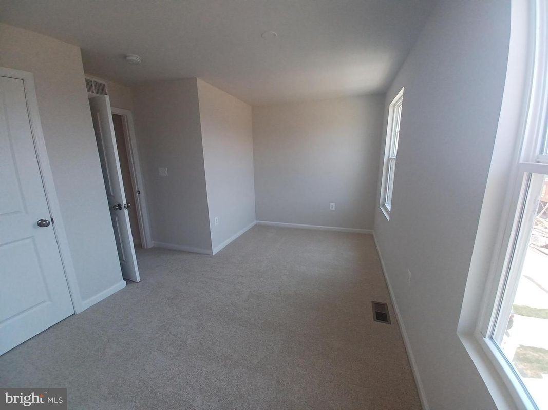182 Coolidge Ave - Photo 7 of 8