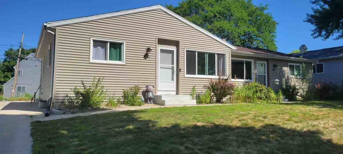 2801 Victoria Ln - Photo 2 of 3