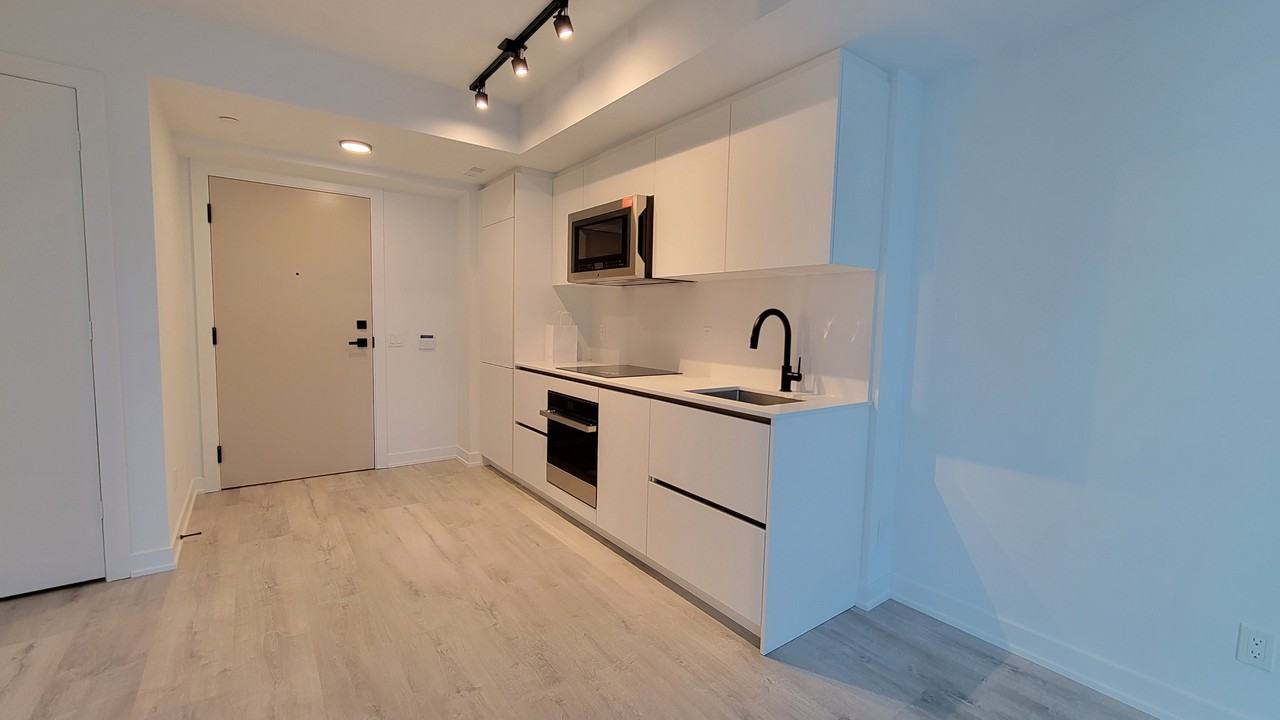 327 King St W - Photo 2 of 13