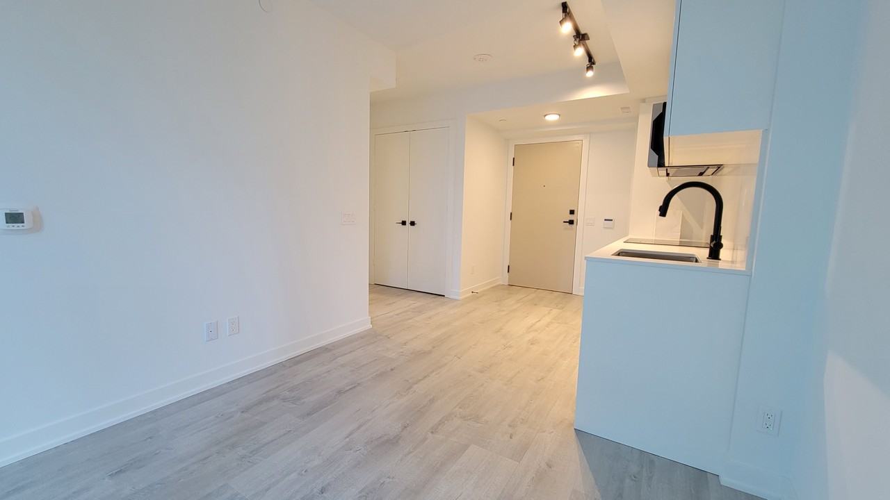 327 King St W - Photo 3 of 13