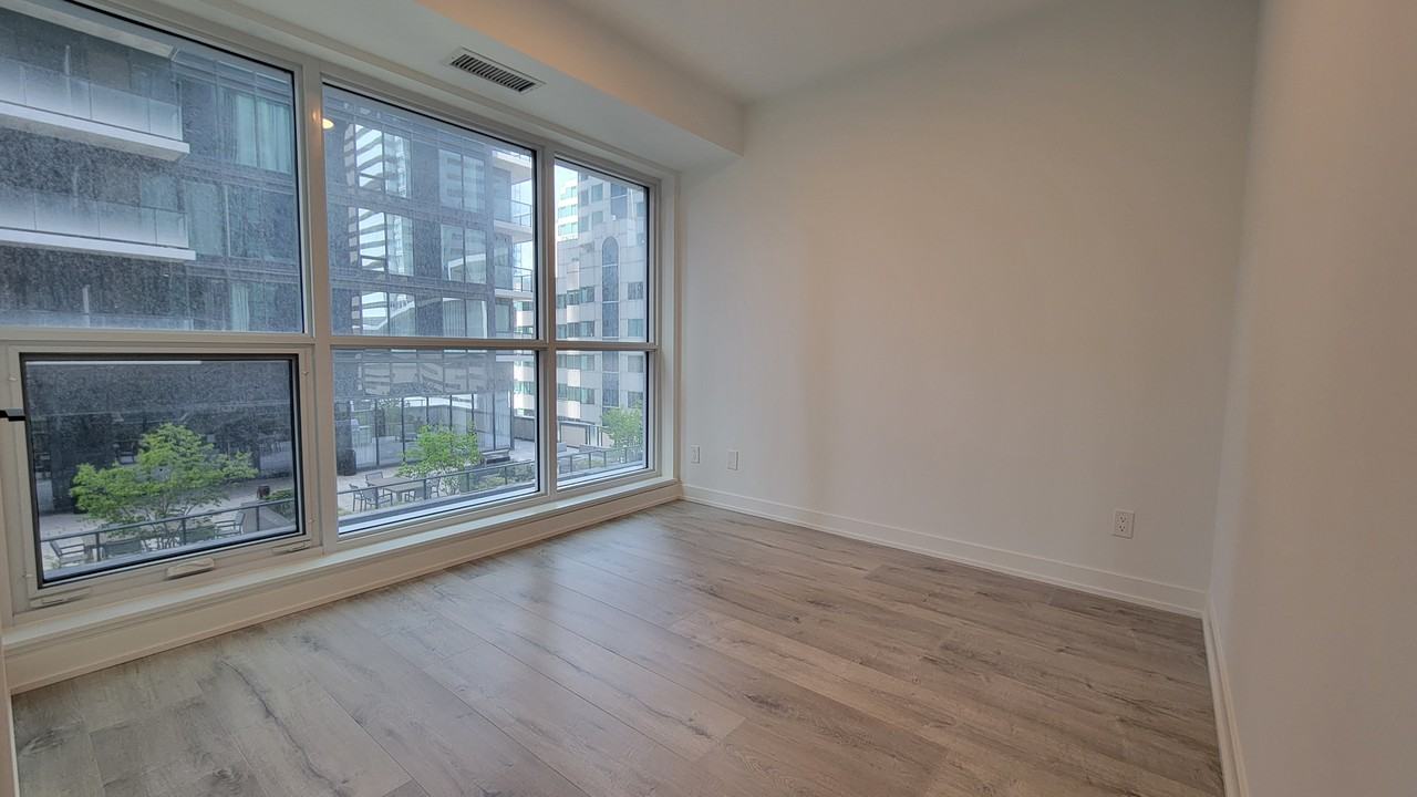 327 King St W - Photo 4 of 13