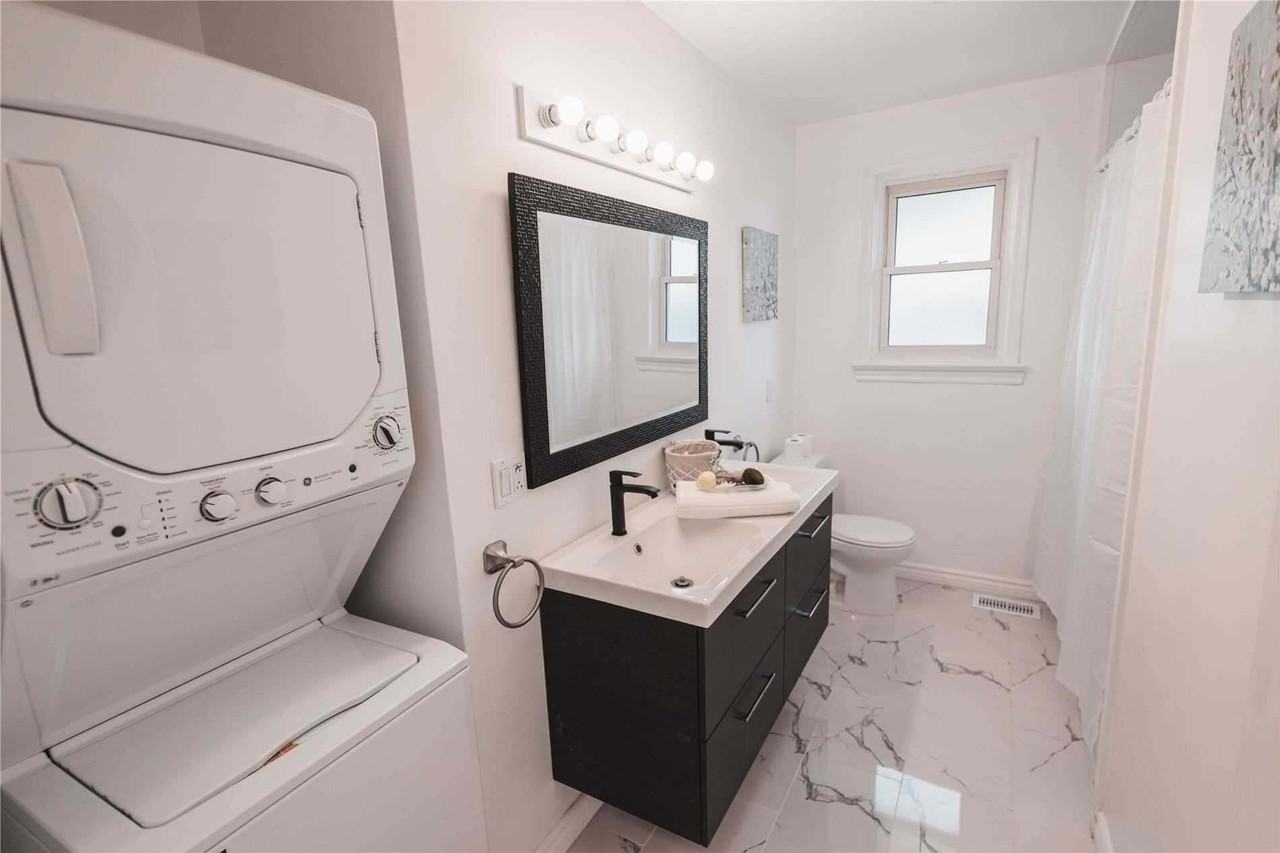 1377 Oxford St - Photo 3 of 7