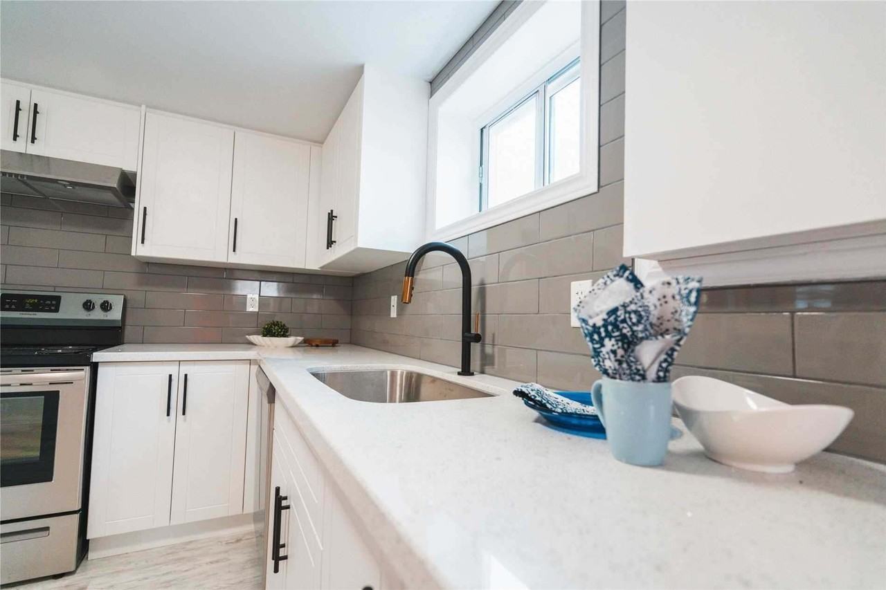 1377 Oxford St - Photo 4 of 7