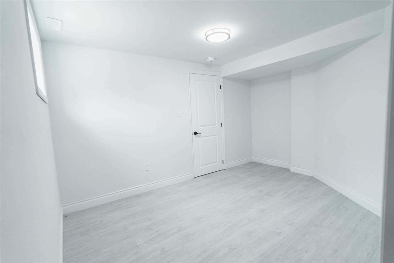 1377 Oxford St - Photo 6 of 7