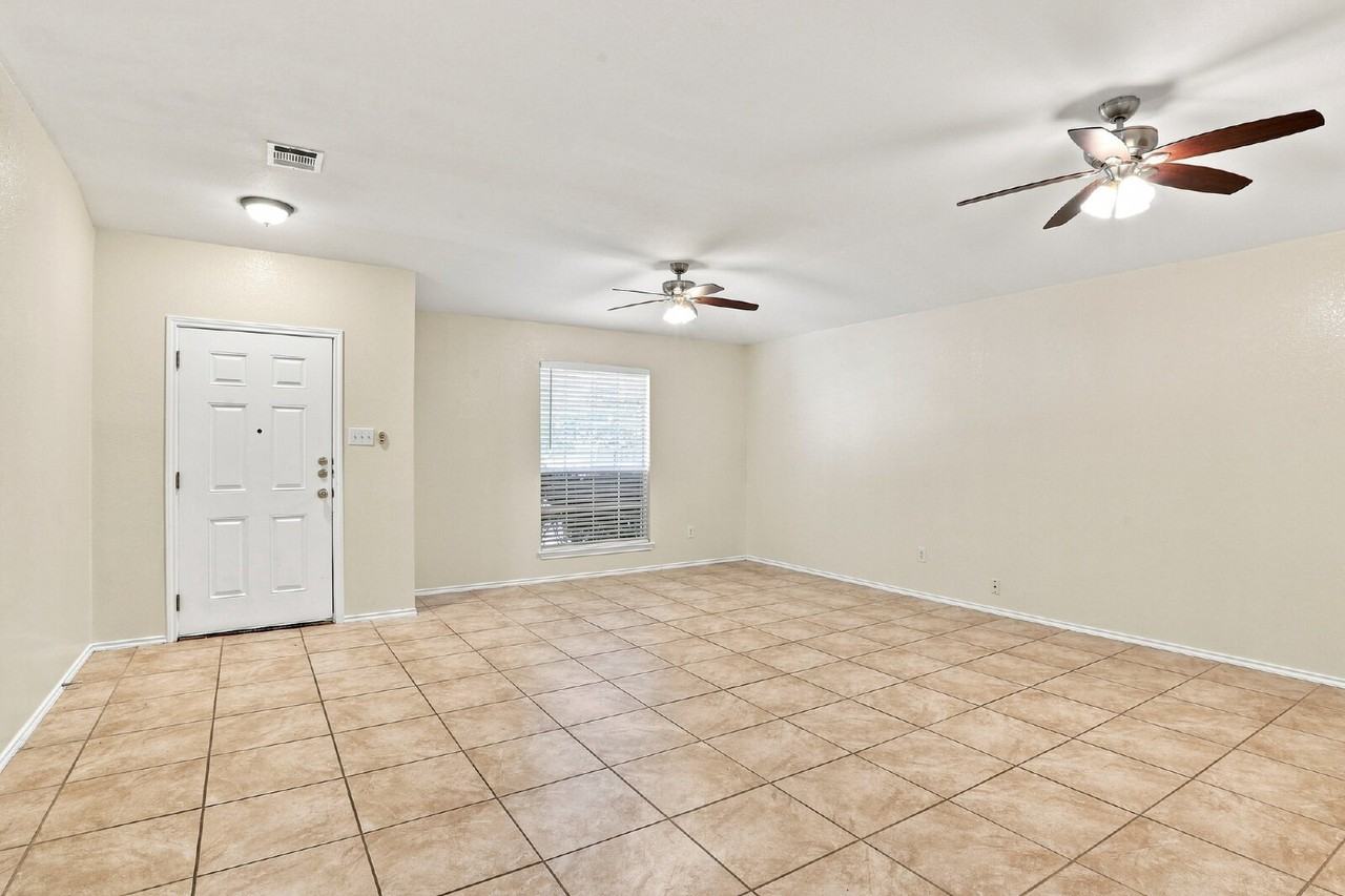 338 Oxford Dr - Photo 4 of 22