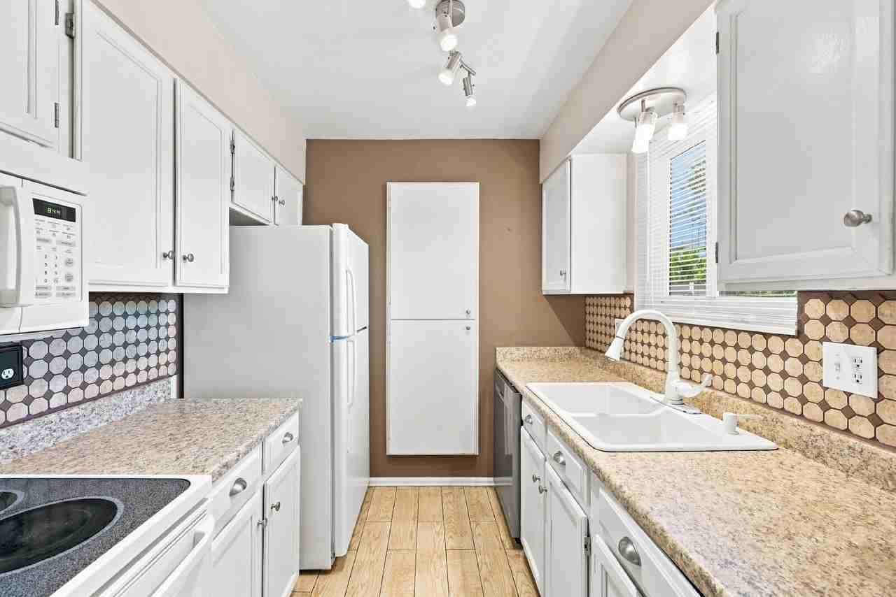 1022 Nolte Dr W - Photo 7 of 33
