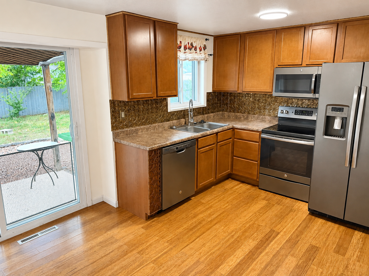 1560 Southmoor Dr - Photo 2 of 12