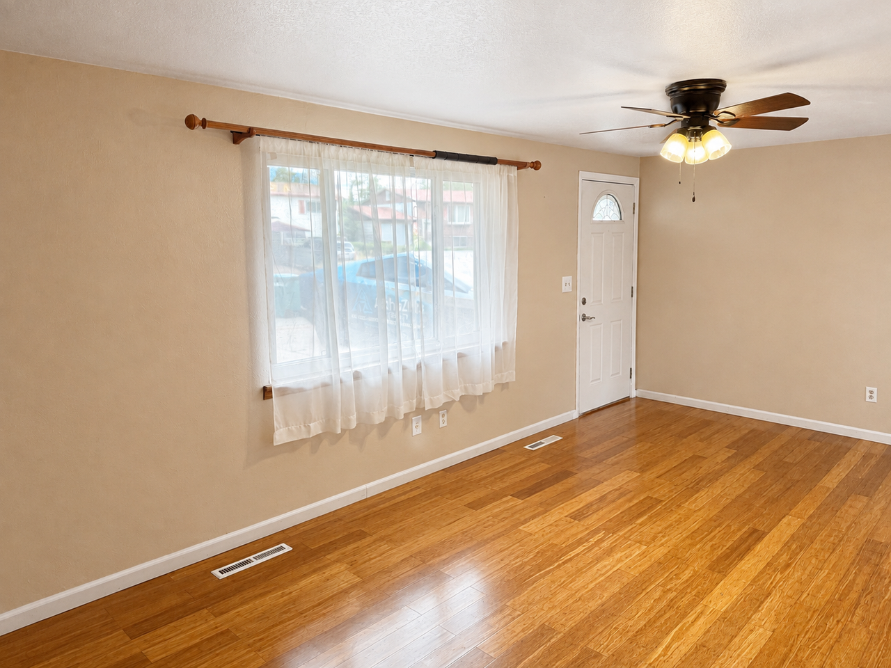 1560 Southmoor Dr - Photo 5 of 12