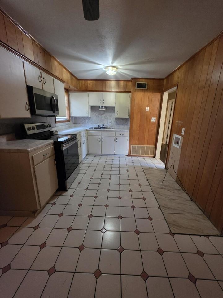 1100 Highland St - Photo 3 of 19