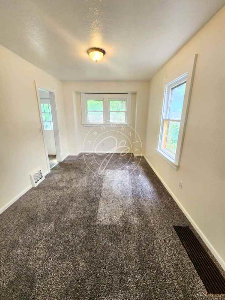 1455 Berdan Ave - Photo 6 of 22