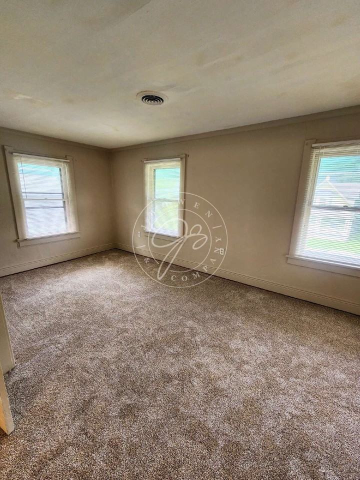2908 Lawrence Ave - Photo 4 of 22