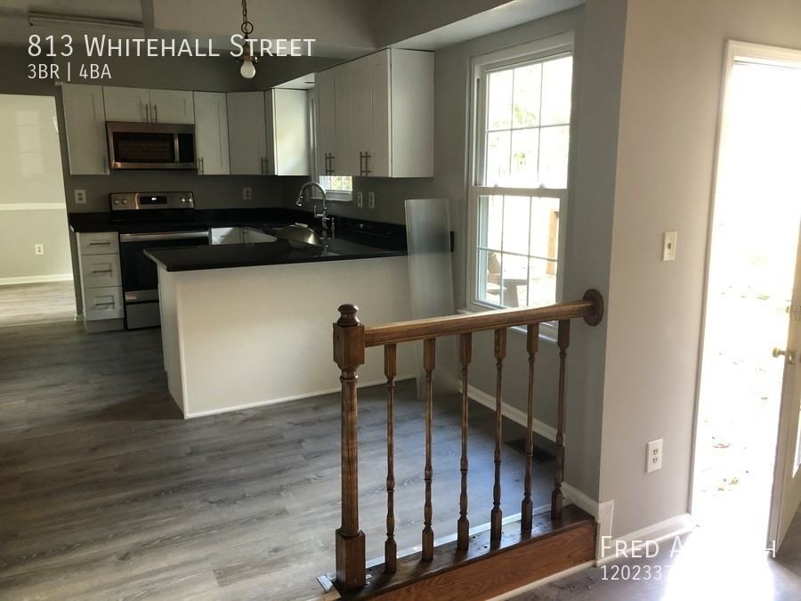 813 Whitehall St - Photo 7 of 38