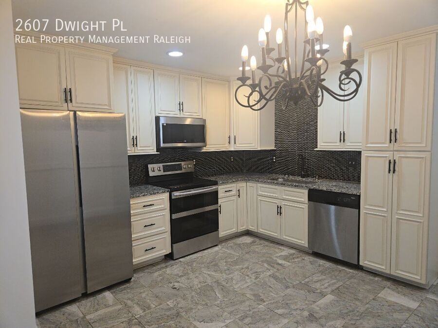 2607 Dwight Pl - Photo 4 of 14