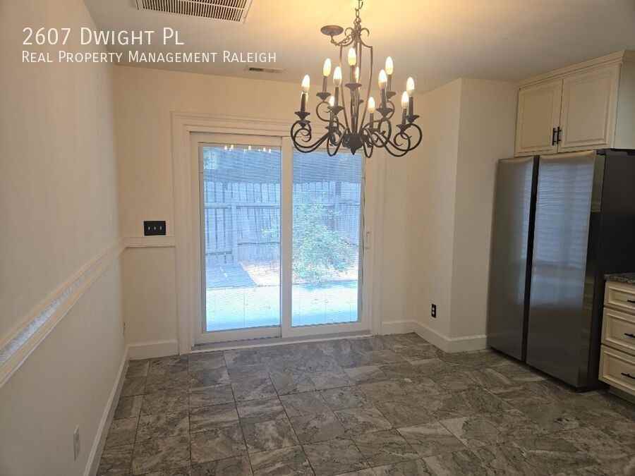 2607 Dwight Pl - Photo 5 of 14