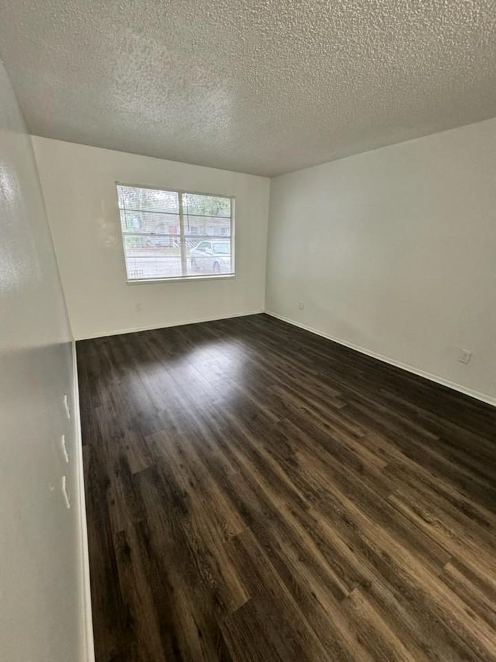 8566 Channelview Cir #A - Photo 3 of 6