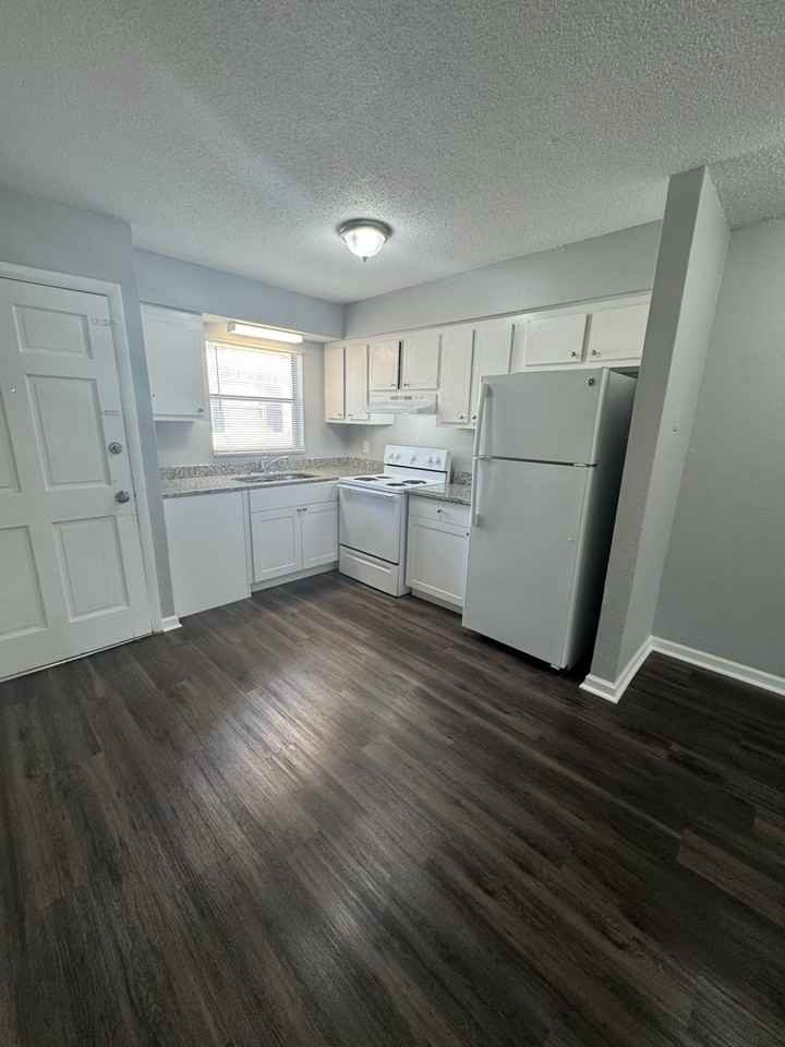 646 88th Ave N #7 - Photo 3 of 10