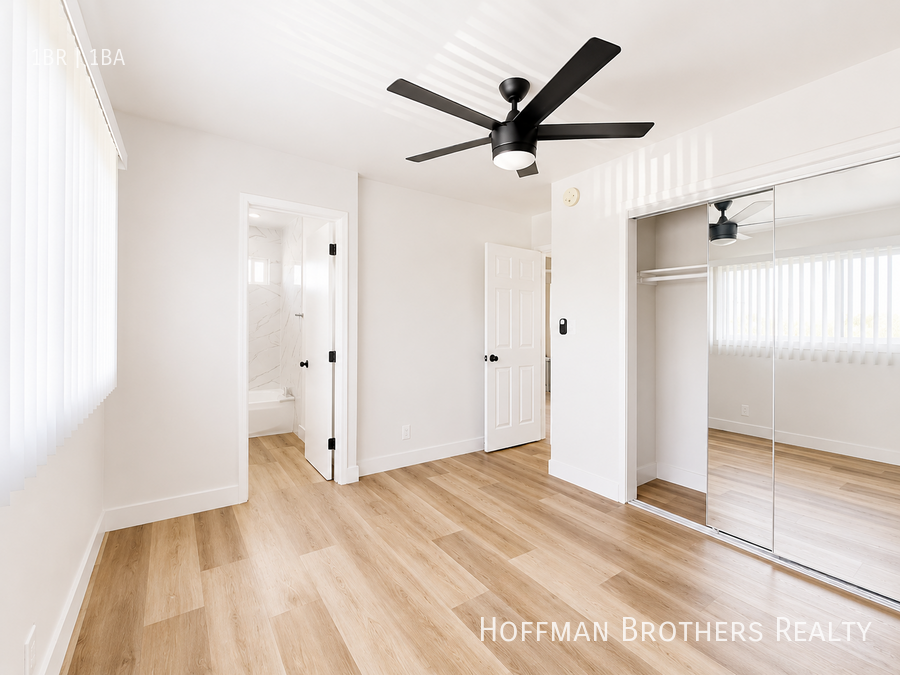 3206 W 60th St #4 - Photo 5 of 7