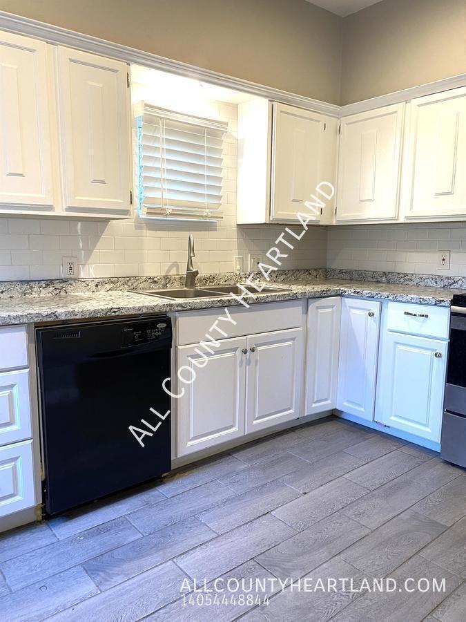 325 W 2nd St - Photo 4 of 15