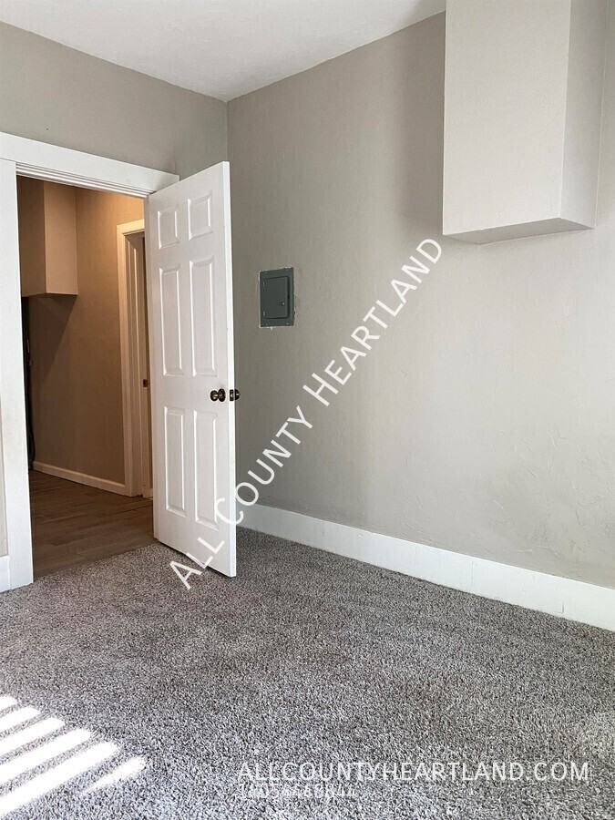 325 W 2nd St - Photo 6 of 15