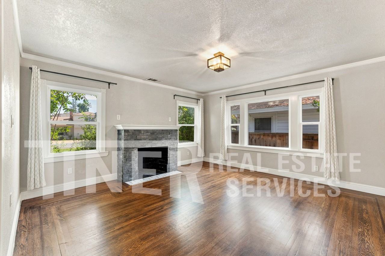 1321 Lochbrae Rd - Photo 2 of 31
