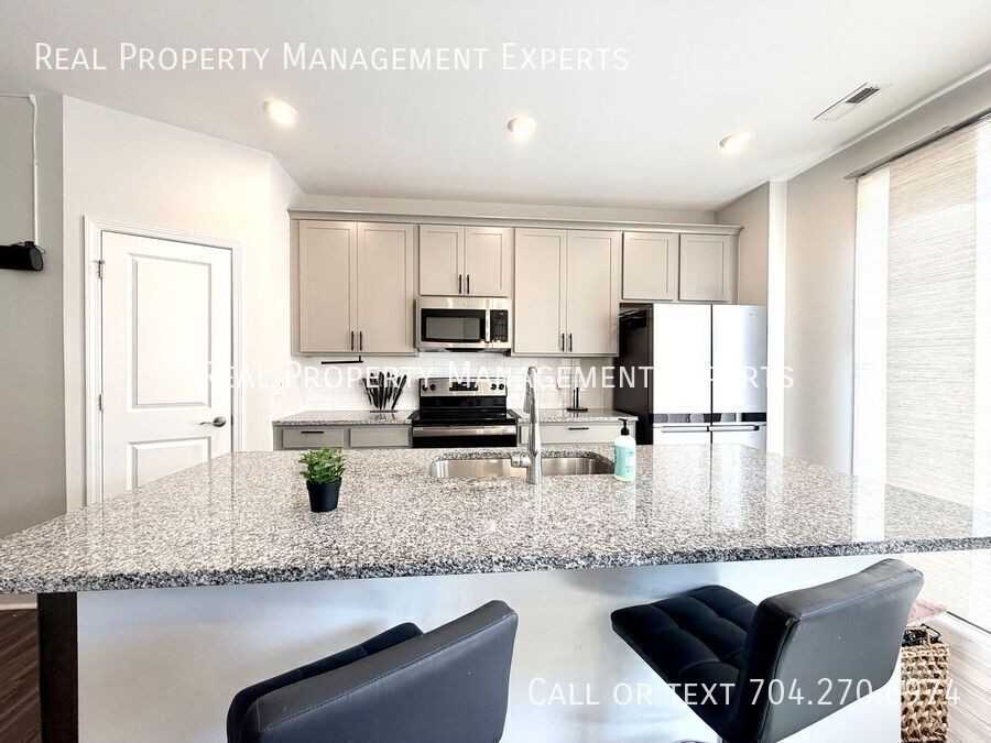 1044 Grays Mill Rd - Photo 2 of 21
