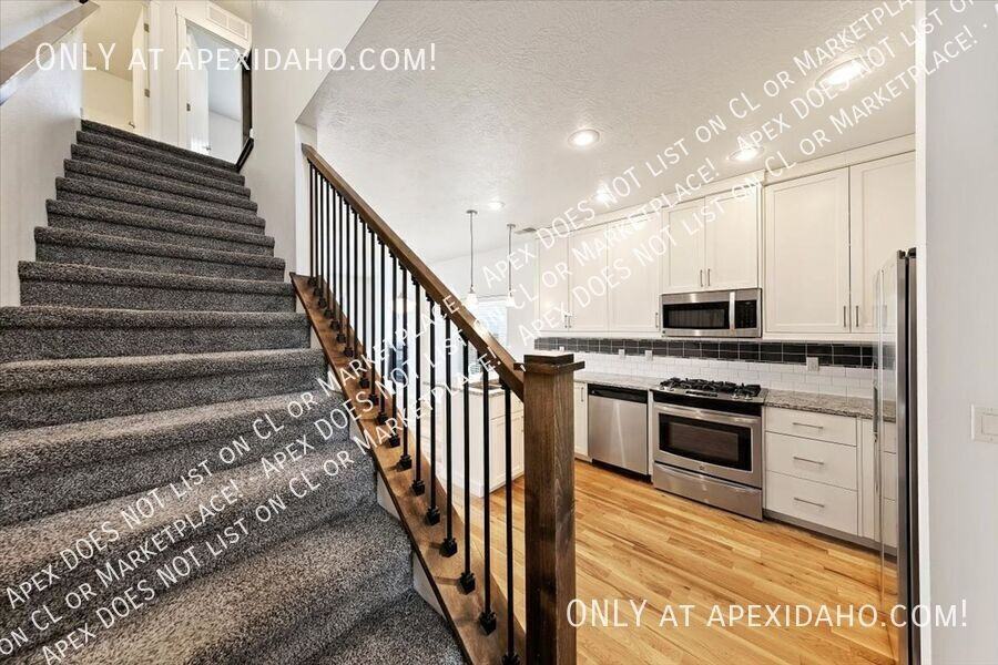 3147 S Skene Ave - Photo 5 of 40