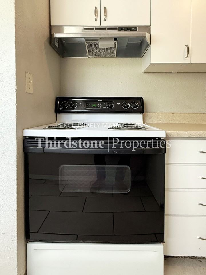 1437 W 26th St #3 - Photo 4 of 20