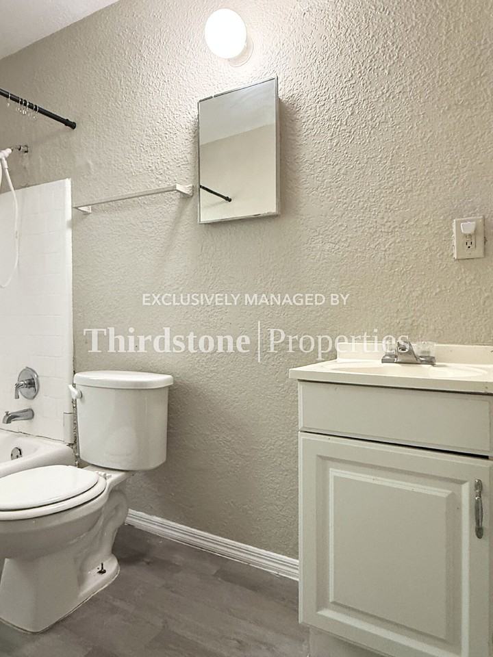 1437 W 26th St #3 - Photo 6 of 20