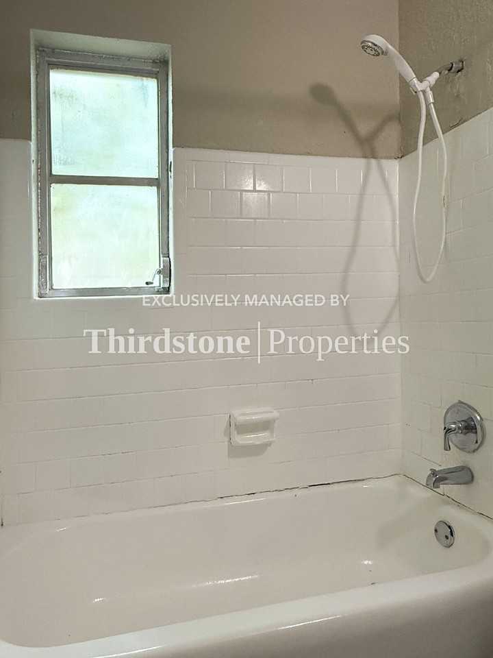 1437 W 26th St #3 - Photo 7 of 20