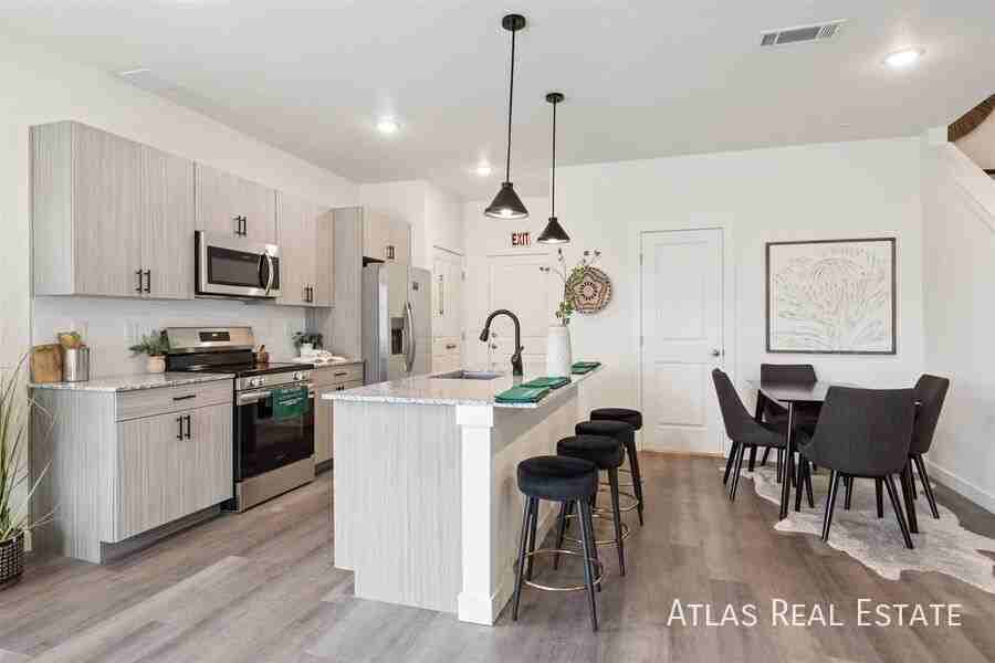654 Coney Aly #18-654 - Photo 4 of 50
