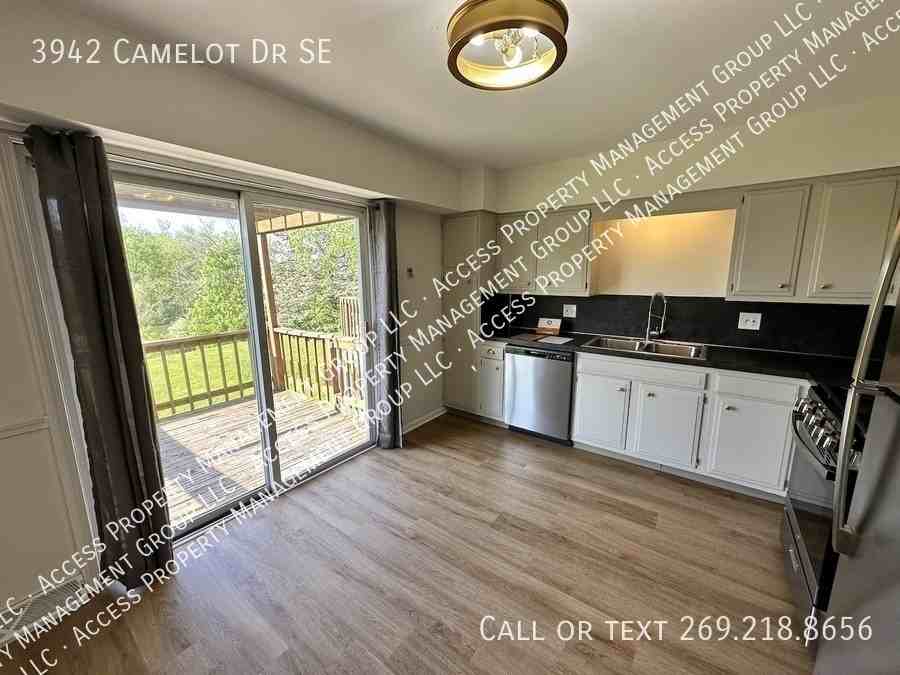 3942 Camelot Dr Se - Photo 7 of 33