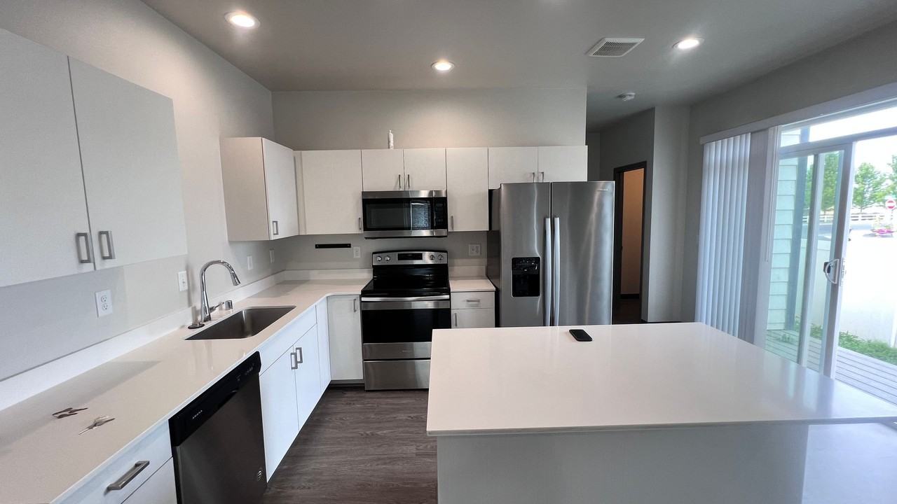 841 Greenfield Dr - Photo 4 of 17