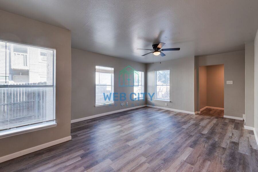 227 Se 13th St - Photo 3 of 12