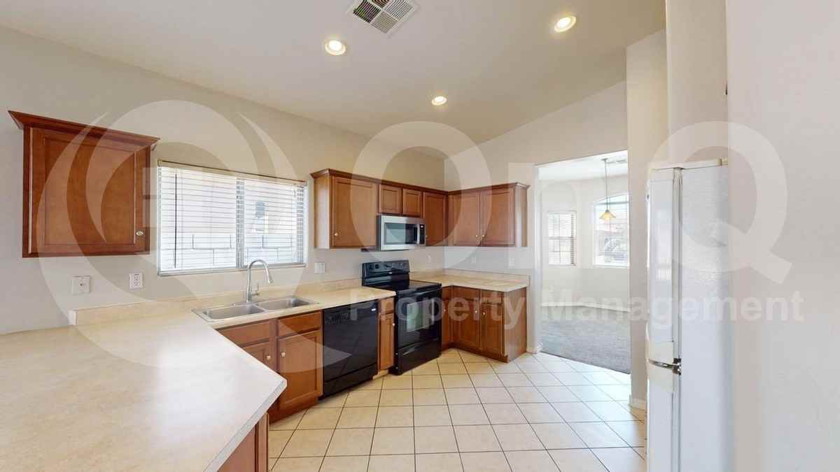 12134 W Ironwood St - Photo 4 of 36