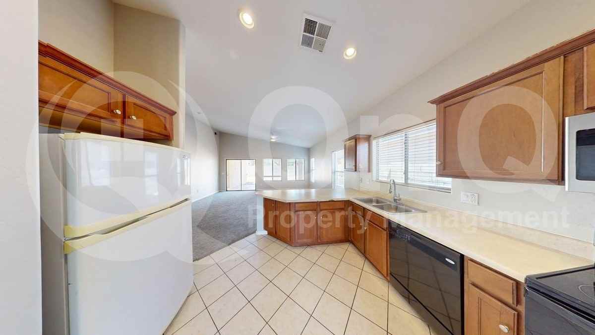 12134 W Ironwood St - Photo 5 of 36