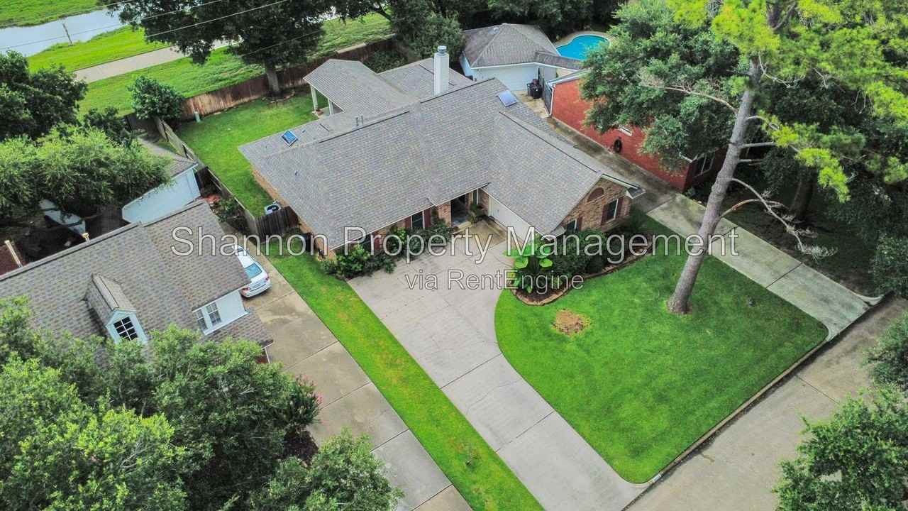 15818 Sweetwater Creek Dr - Photo 4 of 44