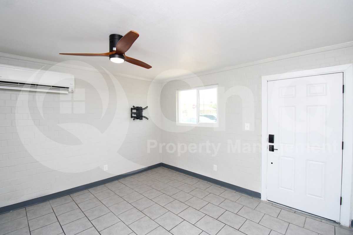 1103 W Sherman St #1 - Photo 2 of 11