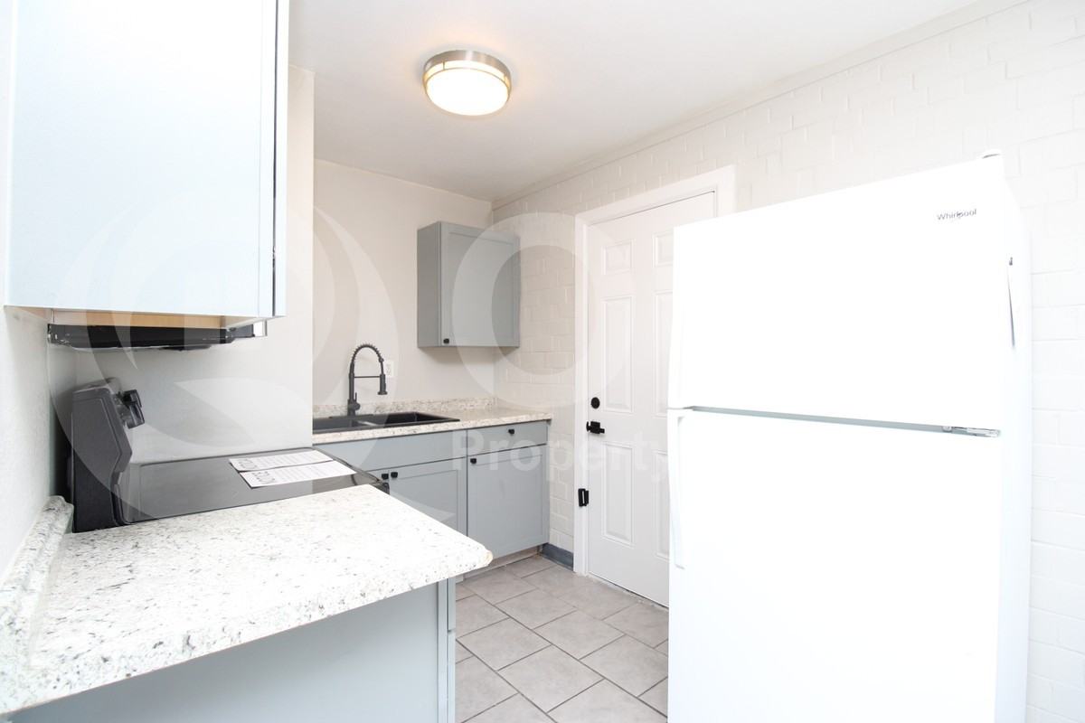 1103 W Sherman St #1 - Photo 5 of 11