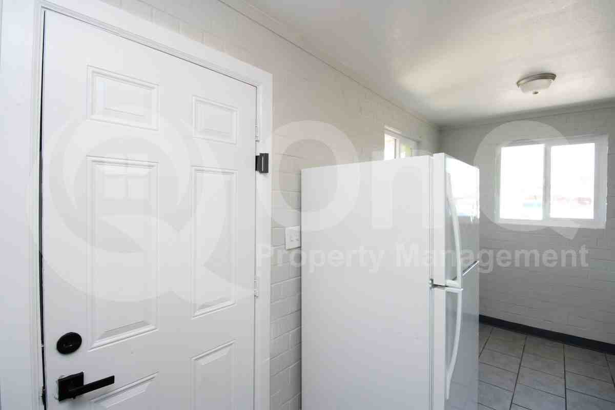 1103 W Sherman St #1 - Photo 6 of 11