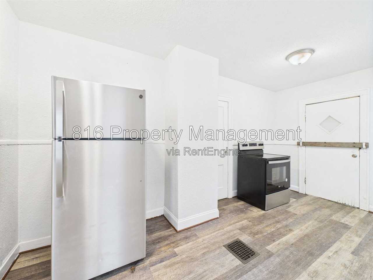 5611 Olive St - Photo 7 of 24