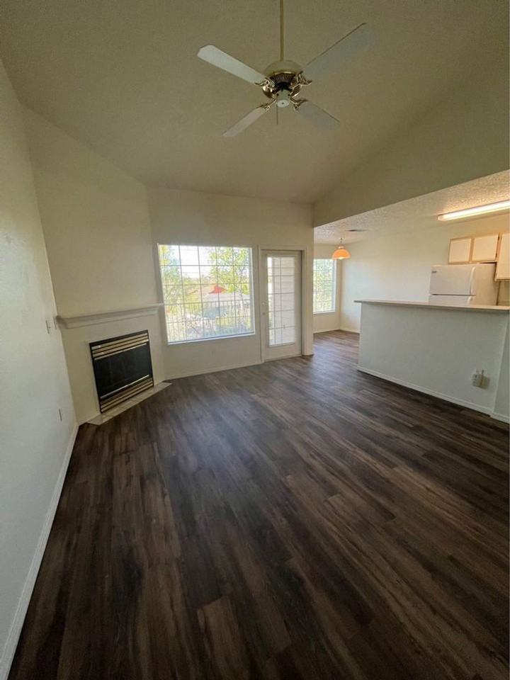 2304 Sunnybrook Dr #305 - Photo 4 of 22